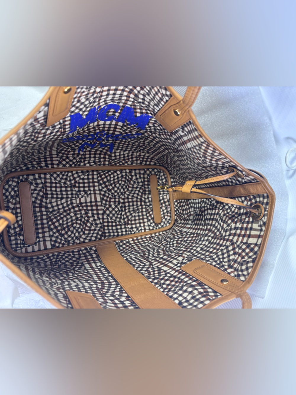 MCM Liz Reversible MD Tote. Cognac/Gold. - Picture 17 of 17